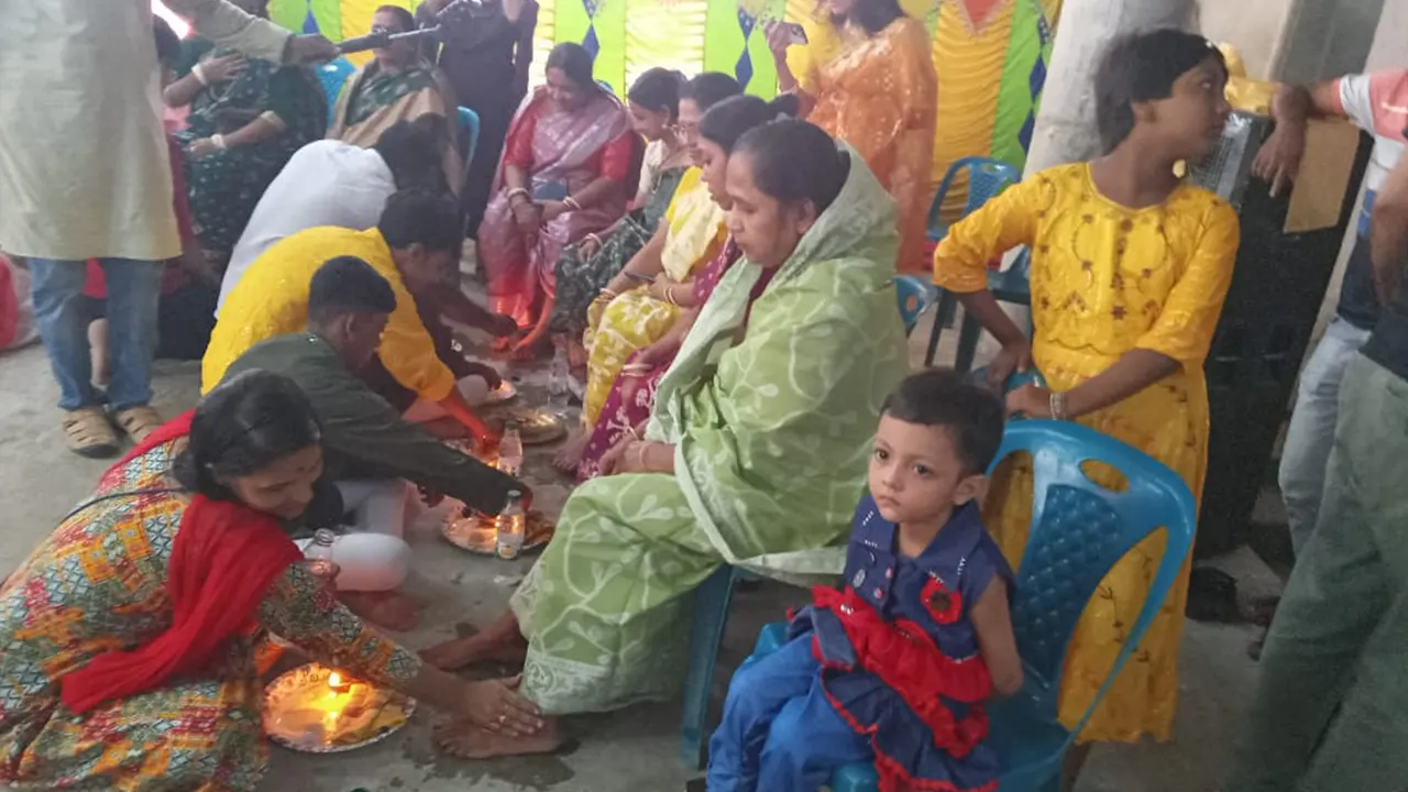 মায়ের পা ধুয়ে দিচ্ছে সন্তানরা। ছবি : কালবেলা