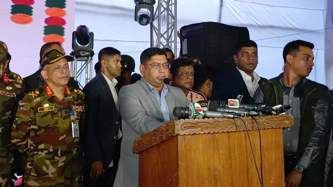 শুক্রবার রমনা কালী মন্দিরে কথা বলেন সেনাপ্রধান জেনারেল ওয়াকার-উজ-জামান। ছবি : কালবেলা