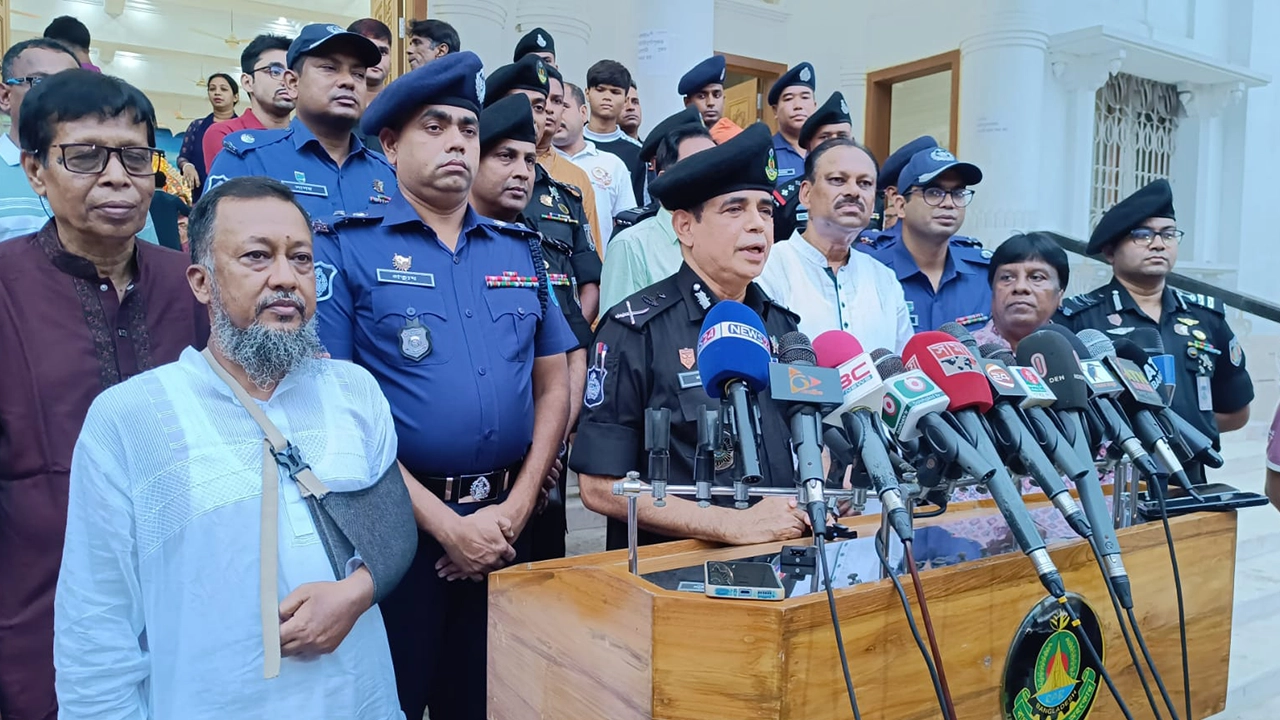 নারায়ণগঞ্জে পূজামণ্ডপ পরিদর্শন শেষে বক্তব্য দেন র‍্যাবের মহাপরিচালক। ছবি : কালবেলা