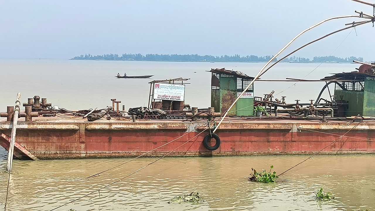 কুড়িগ্রামের চিলমারীতে মেঘনা পেট্রোলিয়াম লিমিটেডের ভাসমান ডিপো। ছবি : কালবেলা