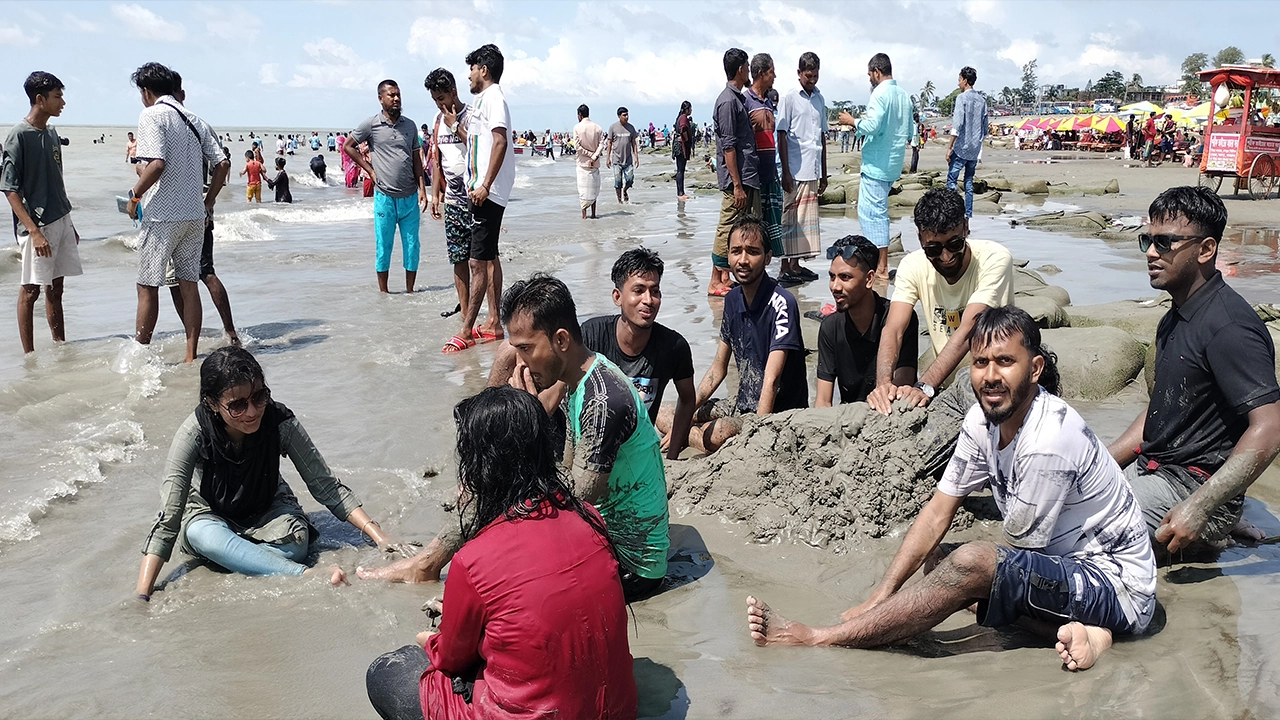 পর্যটকপূর্ণ কুয়াকাটা সমুদ্রসৈকত। ছবি : কালবেলা