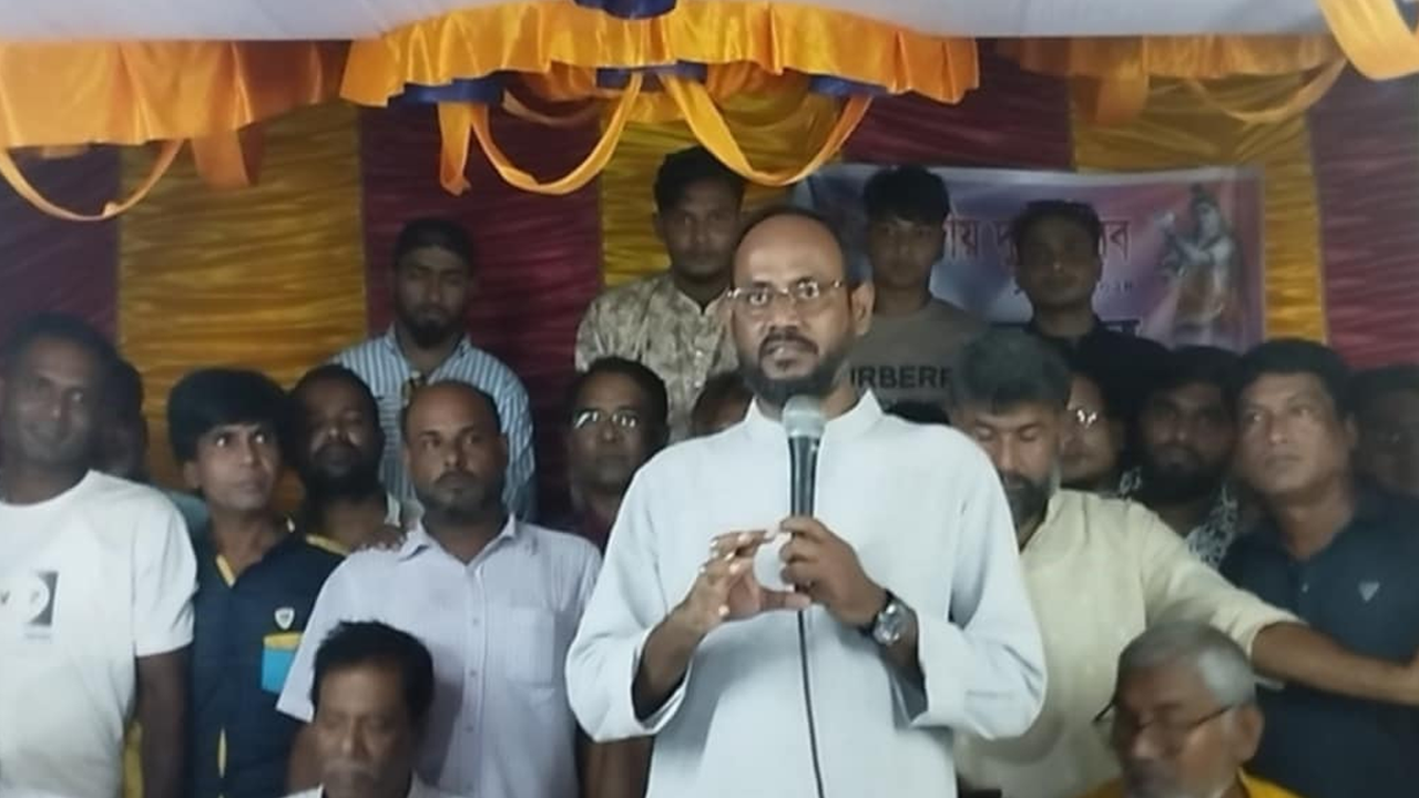 টাঙ্গাইলের ভূঞাপুরে বিভিন্ন পূজামণ্ডপ পরিদর্শন করেন সুলতান সালাউদ্দিন টুকু। ছবি : কালবেলা