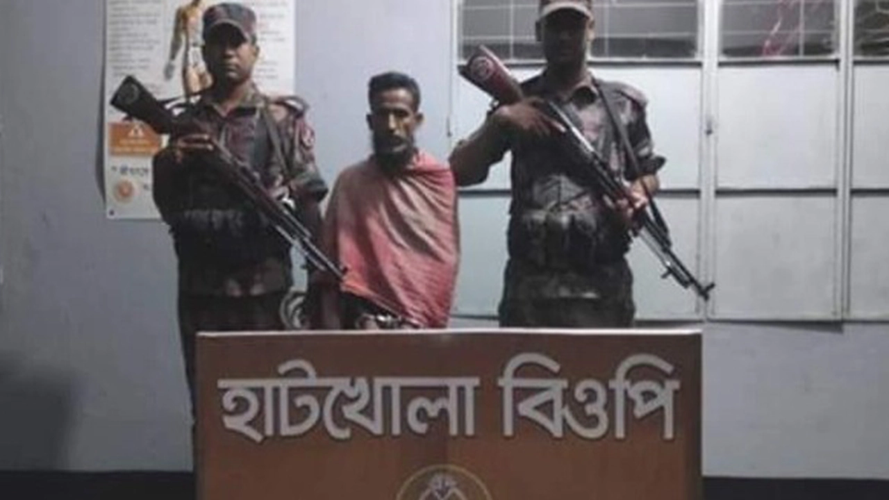 বিজিবির হাতে গ্রেপ্তার মিন্টু মণ্ডল। ছবি : কালবেলা