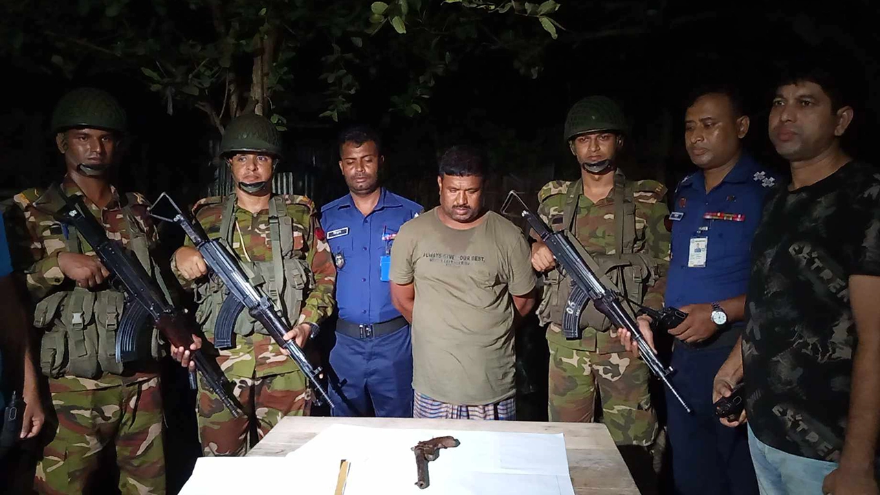 অবৈধ অস্ত্রসহ সাবেক ইউপি সদস্য মিজানুর রহমান মিজারকে আটক করে যৌথবাহিনী। ছবি : কালবেলা
