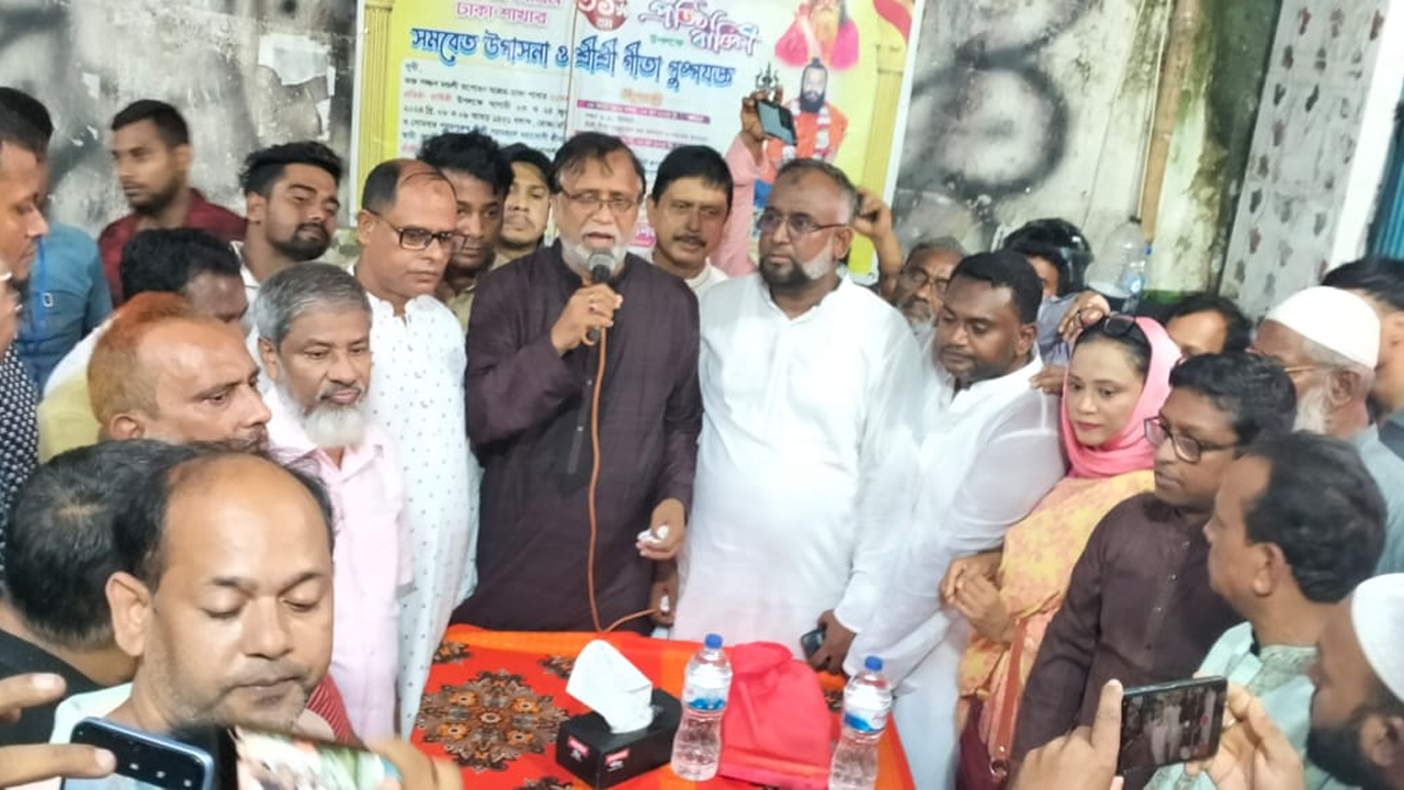 ঢাকা-১৩ আসনের বিভিন্ন পূজামণ্ডপ পরিদর্শন করেন বীর মুক্তিযোদ্ধা আব্দুস সালাম। ছবি : কালবেলা