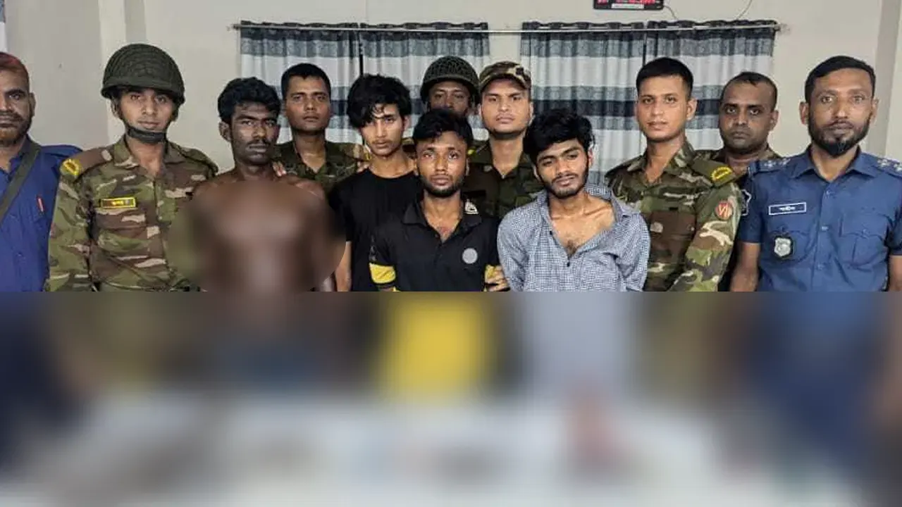 আটককৃত চার চোরাকারবারি। ছবি : কালবেলা