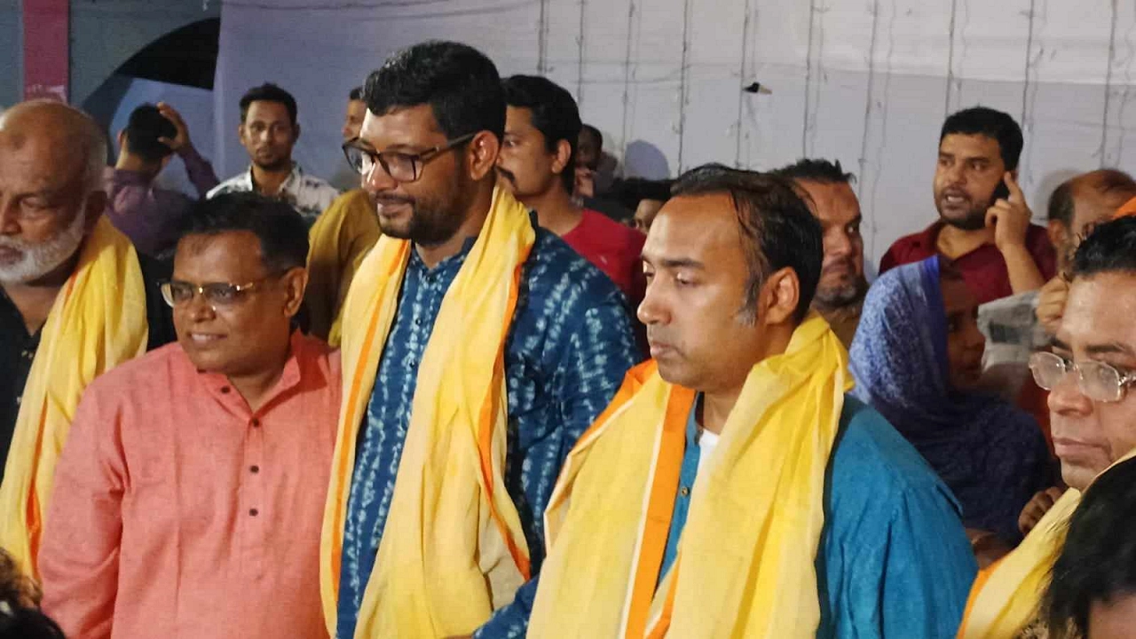 গুলশানে ১৮ নম্বর ওয়ার্ডের কালাচাঁদপুর সরকারি হাই স্কুল অ্যান্ড কলেজ মাঠের পূজামণ্ডপে হিন্দু সম্প্রদায়ের সঙ্গে শুভেচ্ছা বিনিময় করেন শরীফ উদ্দিন জুয়েল। ছবি : কালবেলা