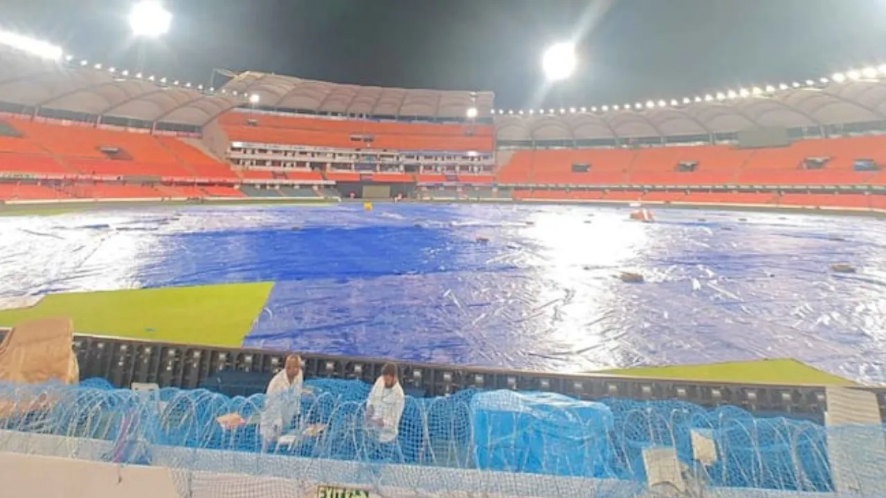 গতকালের বৃষ্টিতে কভার দিয়ে ঢেকে রাখা রাজীব গান্ধী স্টেডিয়াম। ছবি : সংগৃহীত