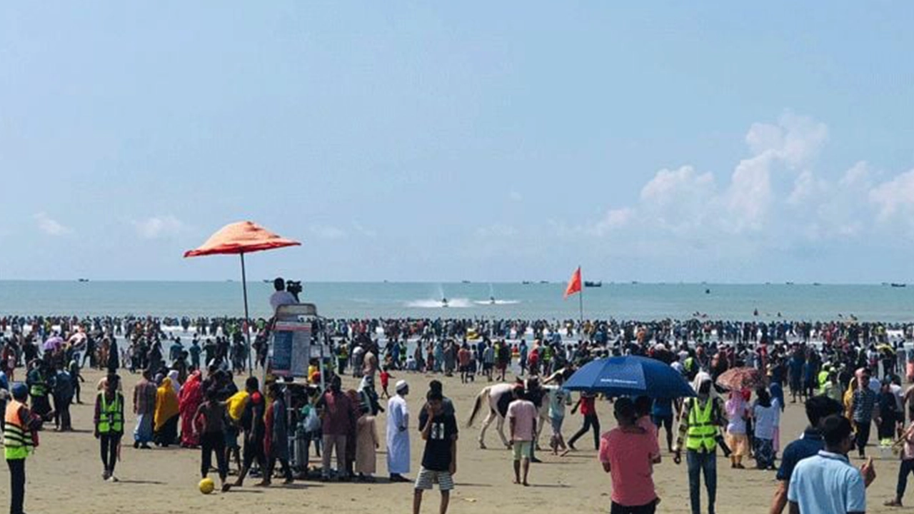 পর্যটকে মুখরিত কক্সবাজার সমুদ্র সৈকত। ছবি : কালবেলা