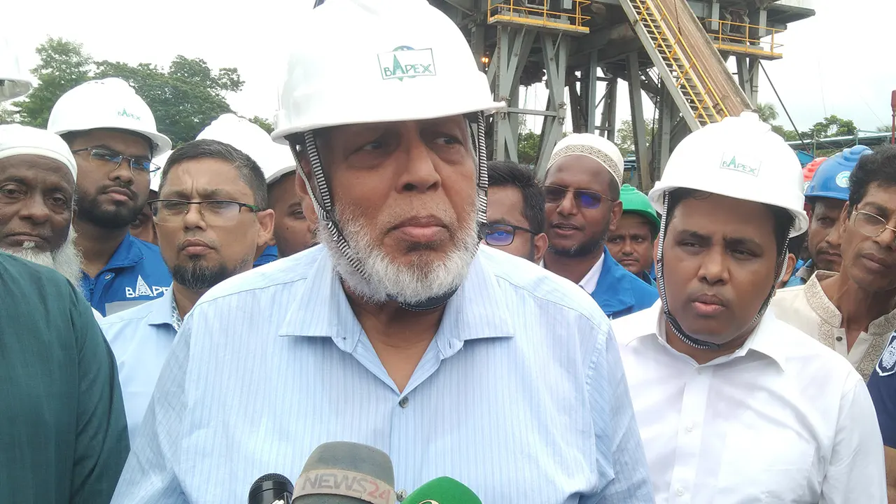 নোয়াখালীর সোনাইমুড়ীতে বাপেক্স প্রকল্প পরিদর্শন শেষে সাংবাদিকদের সঙ্গে কথা বলেন জ্বালানি উপদেষ্টা মুহাম্মদ ফাওজুল কবির খান। ছবি : কালবেলা