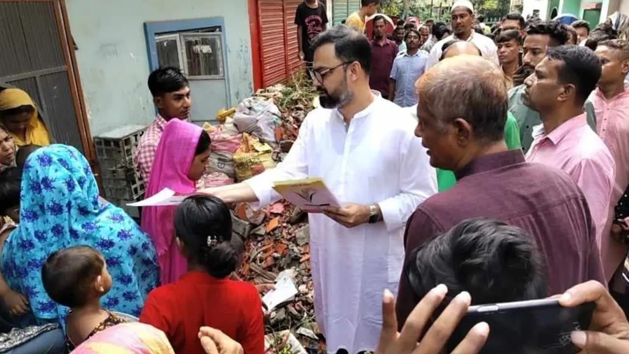 রাজধানীর রূপনগরে বিএনপির উদ্যোগে ডেঙ্গু প্রতিরোধে গণসচেতনতামূলক লিফলেট বিতরণ করেন আমিনুল হক। ছবি : কালবেলা