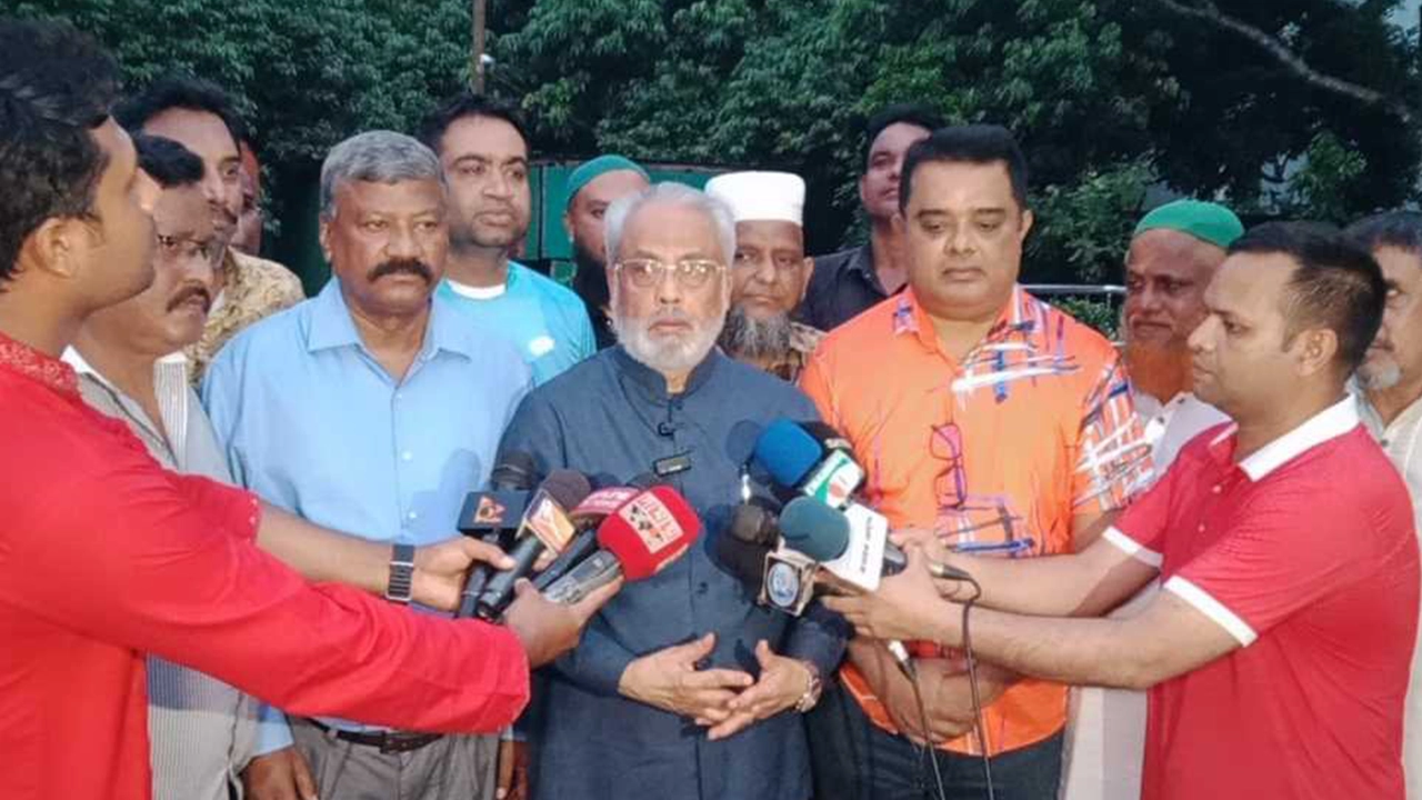 সাংবাদিকদের সঙ্গে আলাপকালে জিএম কাদের। ছবি : কালবেলা