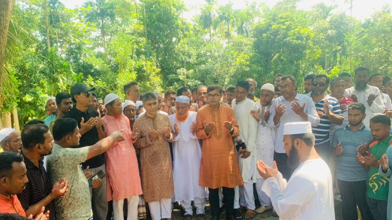 আন্দোলনে নিহত আতিক আহম্মদের কবর জিয়ারত। ছবি : কালবেলা