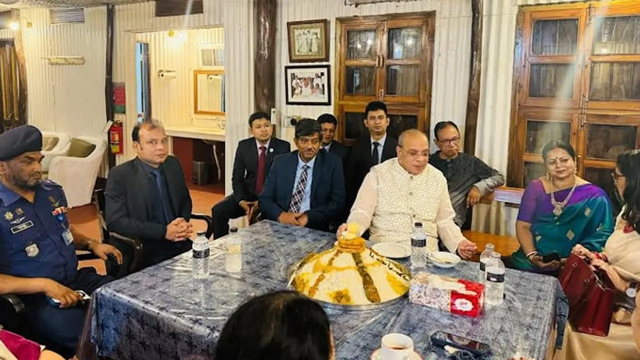 টাঙ্গাইল কুমুদিনী পূজা উদ্‌যাপন কমিটির সঙ্গে সৌজন্য সাক্ষাৎ করেন প্রধান বিচারপতি ড. সৈয়দ রেফাত আহমেদ। ছবি : সংগৃহীত