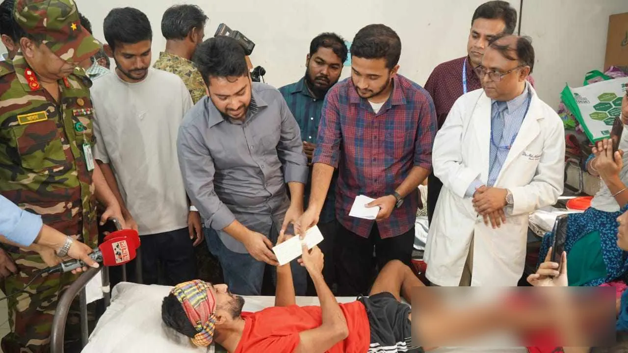 অনুদানকালে দুই উপদেষ্টা নাহিদ ইসলাম ও আসিফ মাহমুদ সজীব ভূঁইয়া। ছবি : কালবেলা