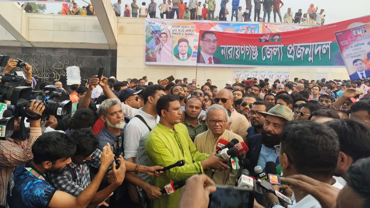 শহীদ জিয়ার মাজারে ফুল দিয়ে শ্রদ্ধা নিবেদনকালে রুহুল কবির রিজভী। ছবি : কালবেলা