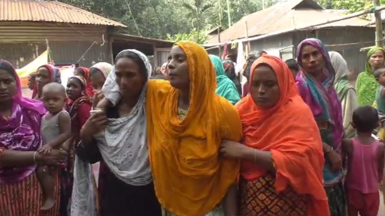 গাইবান্ধায় দুই বোনের মৃত্যুর ঘটনায় স্বজনদের আহাজারি। ছবি : কালবেলা