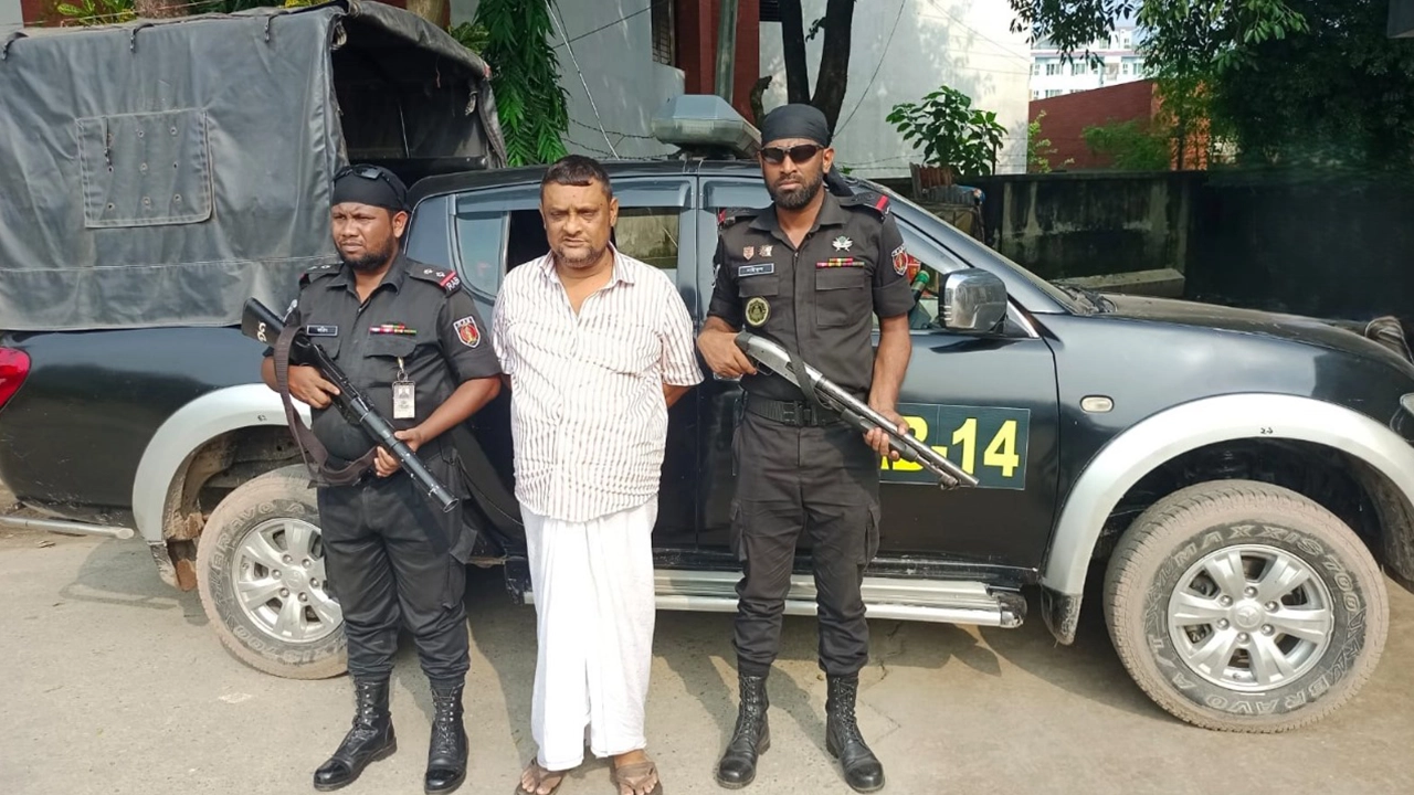 গ্রেপ্তার স্বেচ্ছাসেবক লীগ নেতা আলী মনসুর রাজু। ছবি : কালবেলা