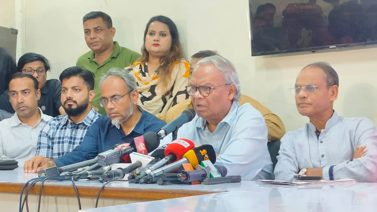 কেন্দ্রীয় কার্যালয়ে এক সংবাদ সম্মেলনে রুহুল কবির রিজভী। ছবি : সংগৃহীত
