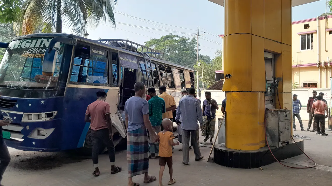 দুর্ঘটনায় কবলিত বাস। ছবি : কালবেলা