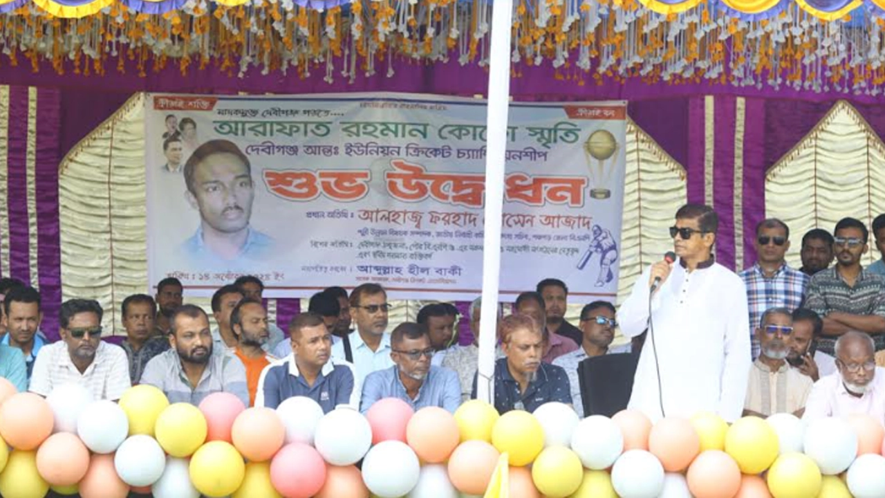 আরাফাত রহমান কোকো স্মৃতি আন্তঃইউনিয়ন ক্রিকেট চ্যাম্পিয়নশিপের উদ্বোধনী অনুষ্ঠানে বক্তব্য রাখেন ফরহাদ হোসেন আজাদ। ছবি : কালবেলা