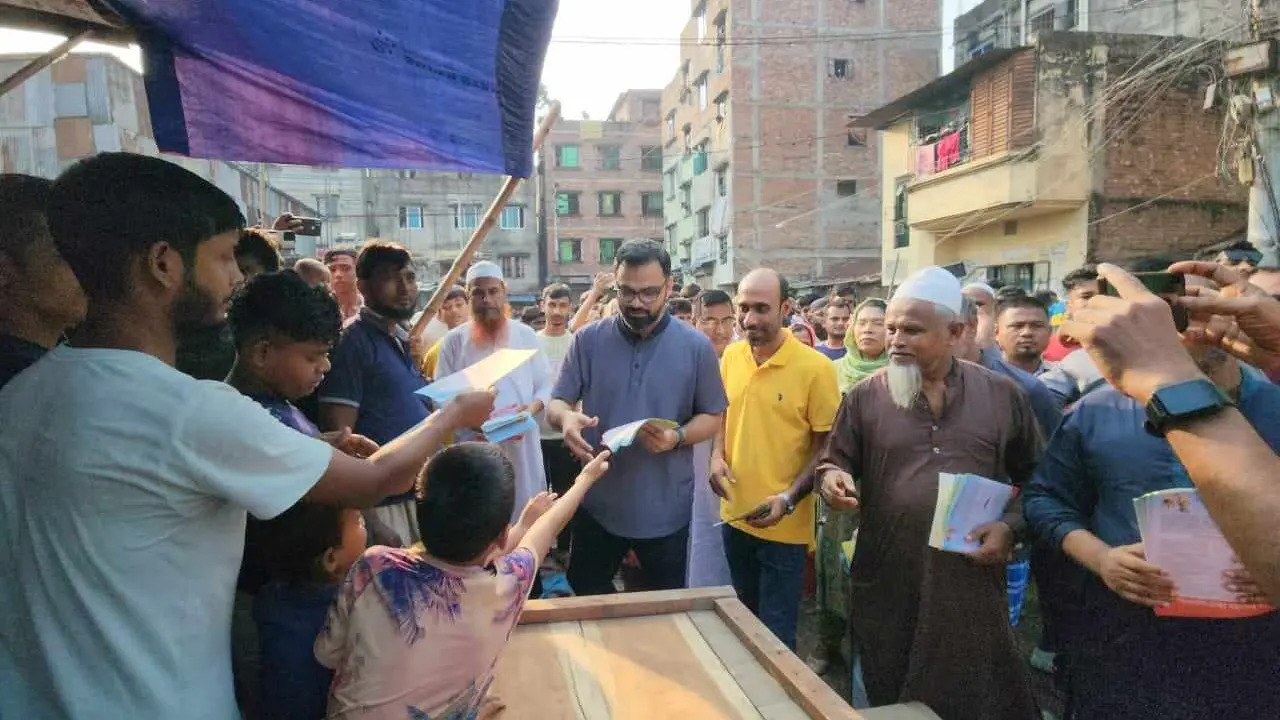 ডেঙ্গু চিকিৎসা ও প্রতিরোধে গণসচেতনতামূলক লিফলেট বিতরণ। ছবি : সংগৃহীত