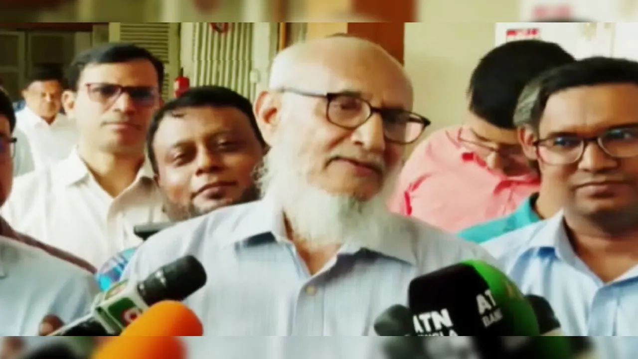 সচিবালয়ে সাংবাদিকদের সঙ্গে কথা বলেন জনপ্রশাসন সংস্কার কমিশনের প্রধান আব্দুল মুয়ীদ চৌধুরী। ছবি : সংগৃহীত 