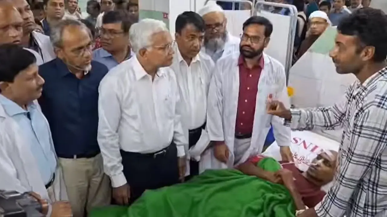 আহত ছাত্র-জনতাকে দেখতে হাসপাতালে ডা. জাহিদ হোসেন ও  ডা. রফিকুল ইসলাম। ছবি : সংগৃহীত