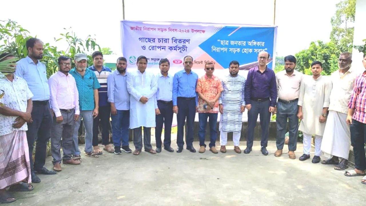 ‘ছাত্র জনতার অঙ্গীকার, নিরাপদ সড়ক হোক সবার’ প্রতিপাদ্যে ডায়মন্ড সিমেন্টের সহযোগিতায় নিরাপদ সড়ক চাই (নিসচা) চট্টগ্রাম মহানগর কমিটির উদ্যোগে গাছের চারা বিতরণ ও রোপণ কর্মসূচি হয়। ছবি : কালবেলা