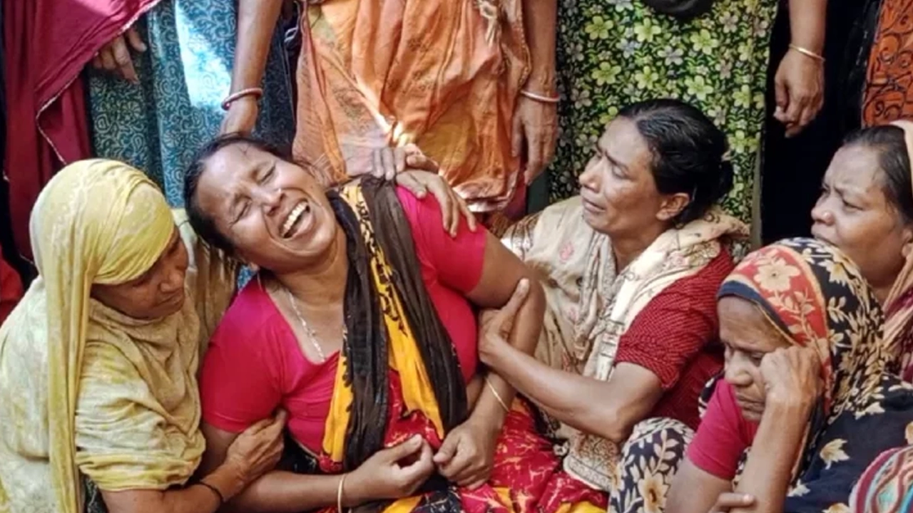 নিহত শিক্ষার্থীদের স্বজনদের আহাজারি। ছবি : সংগৃহীত