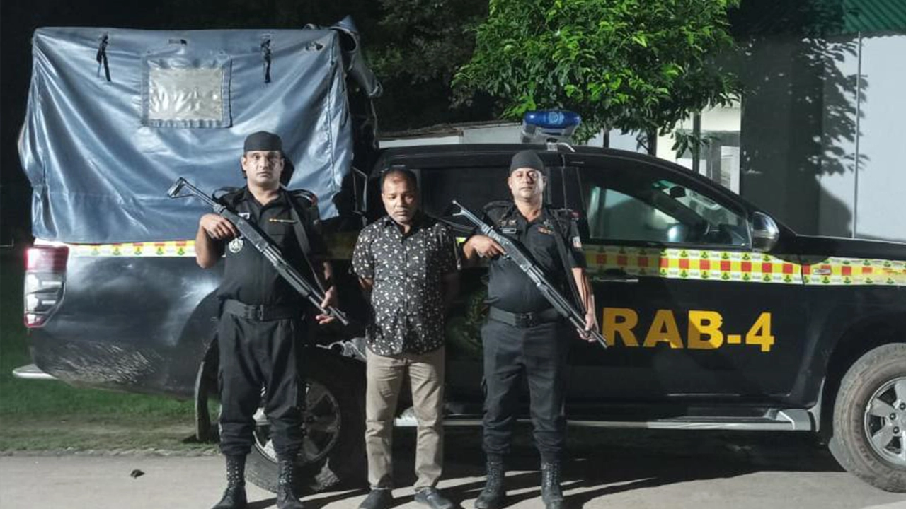 বরিশালের বাবুগঞ্জ উপজেলার শীর্ষ সন্ত্রাসী শহিদ প্যাদা ওরফে গলাকাটা শহিদ গ্রেপ্তার। ছবি : কালবেলা