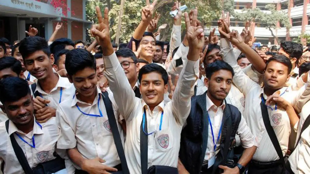 উচ্ছসিত শিক্ষার্থীরা। পুরোনো ছবি