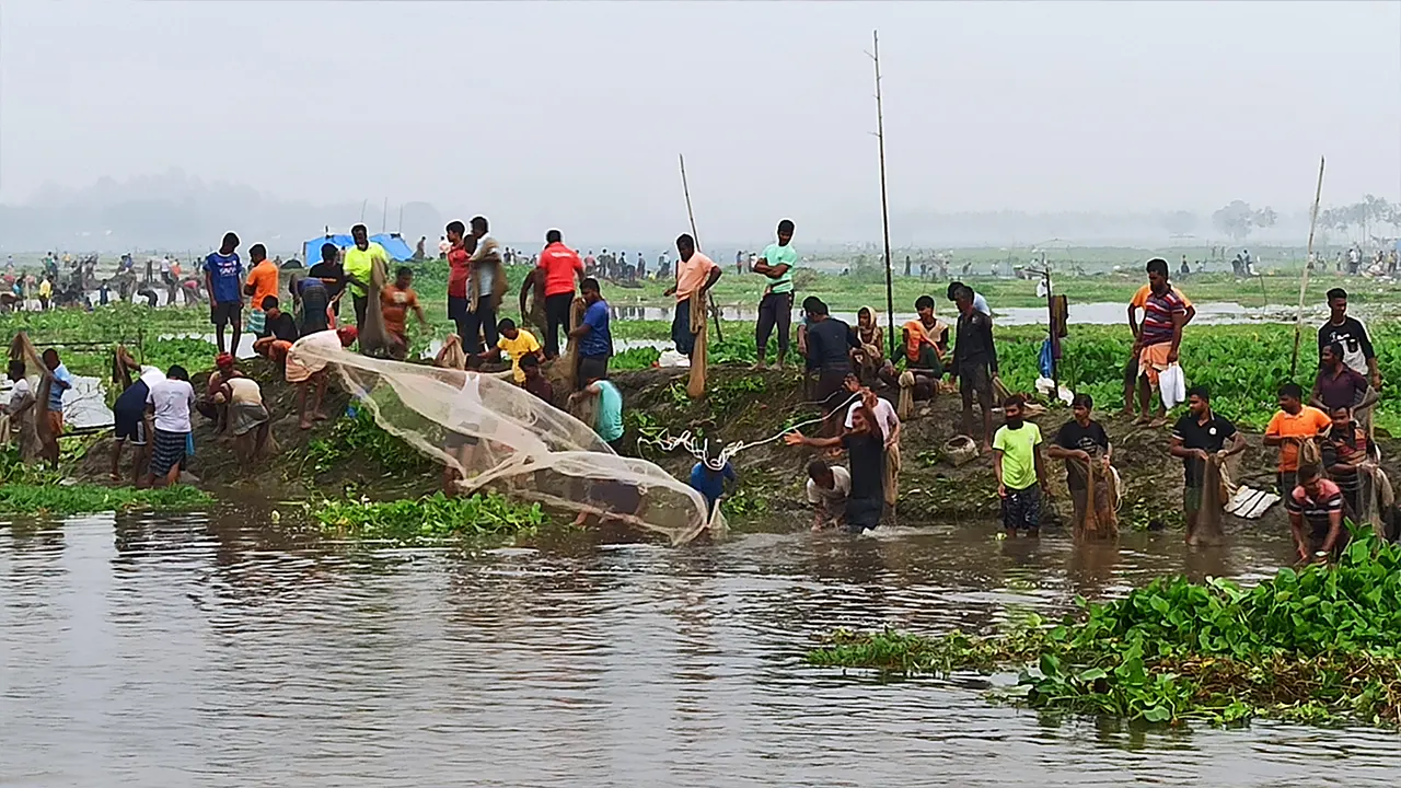 শুক নদীর তীরে বুড়ির বাঁধ এলাকায় মাছ ধরার ধুম। ছবি : কালবেলা