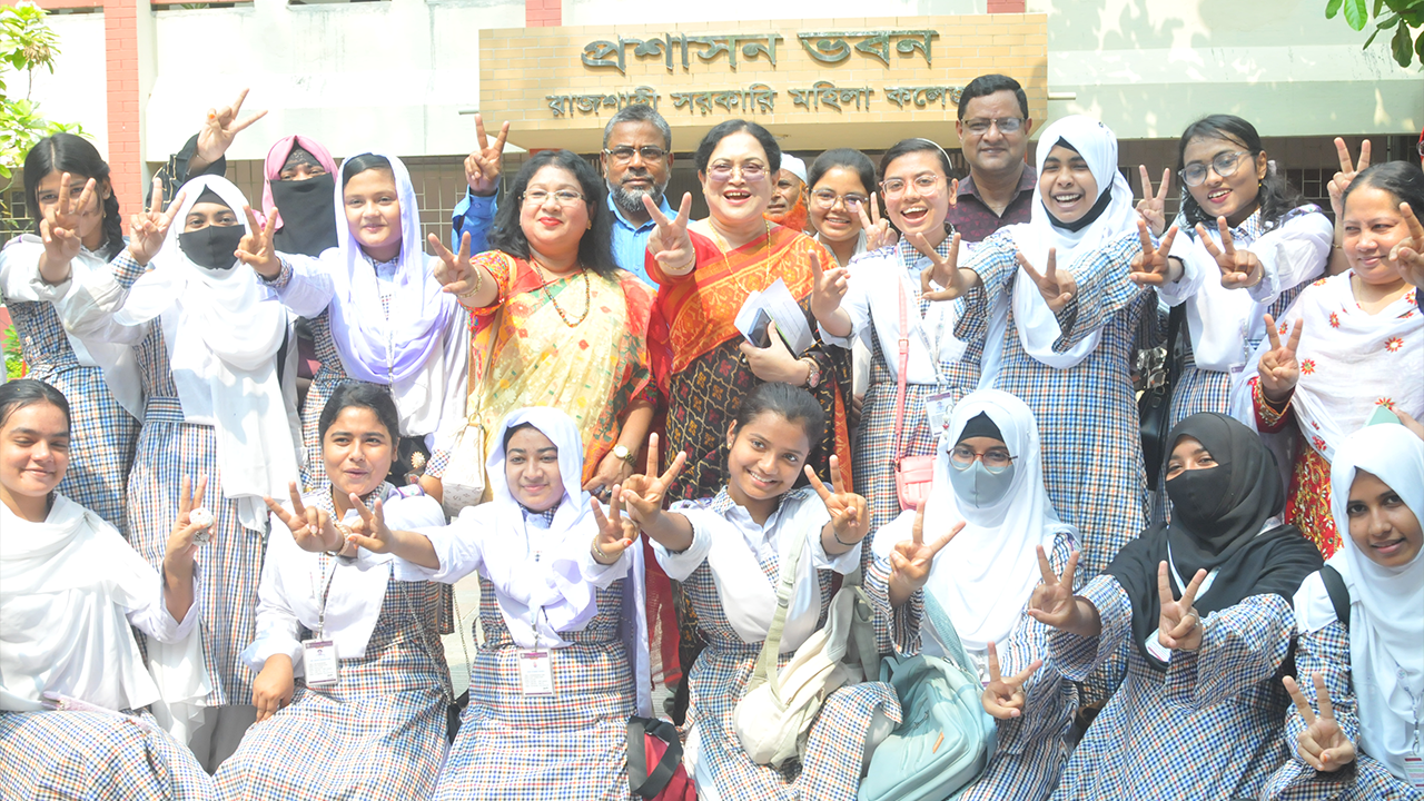 শিক্ষার্থীদের সঙ্গে উচ্ছ্বসিত রাজশাহী সরকারি মহিলা কলেজের শিক্ষকরা। ছবি : কালবেলা