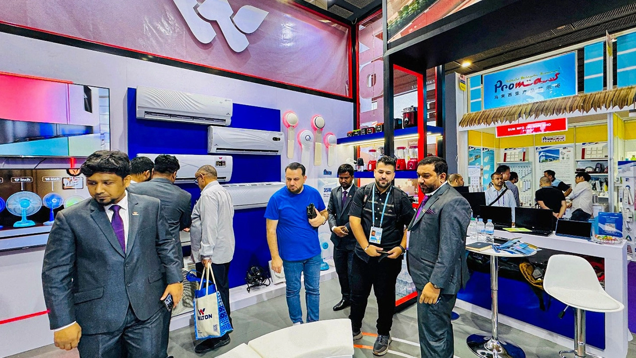 ক্যান্টন ফেয়ারে ওয়ালটন প্যাভিলিয়নে বিদেশি ক্রেতা-দর্শনার্থীদের ভিড়। ছবি : সংগৃহীত
