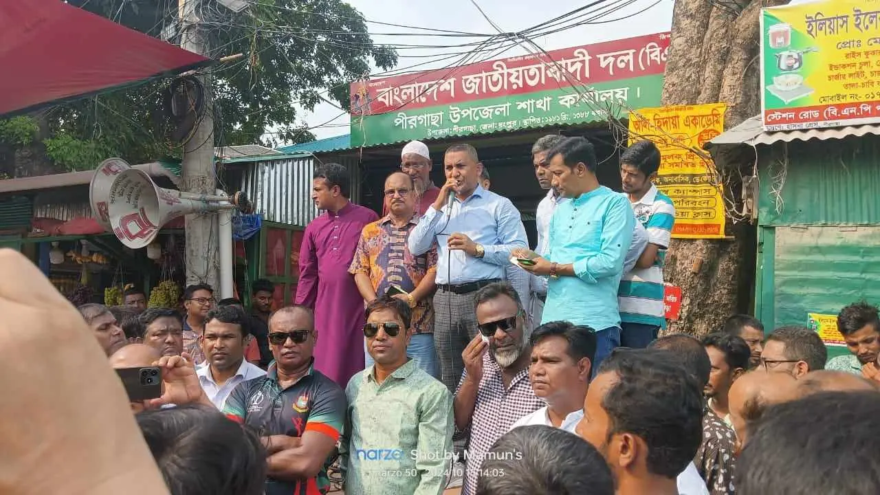 রংপুরে বিভিন্ন গুরুত্বপূর্ণ স্থানে ‘ধানের শীষ’ সংবলিত লিফলেট বিতরণ ও পথসভায় কথা বলেন নুরুল ইসলাম নয়ন। ছবি : কালবেলা