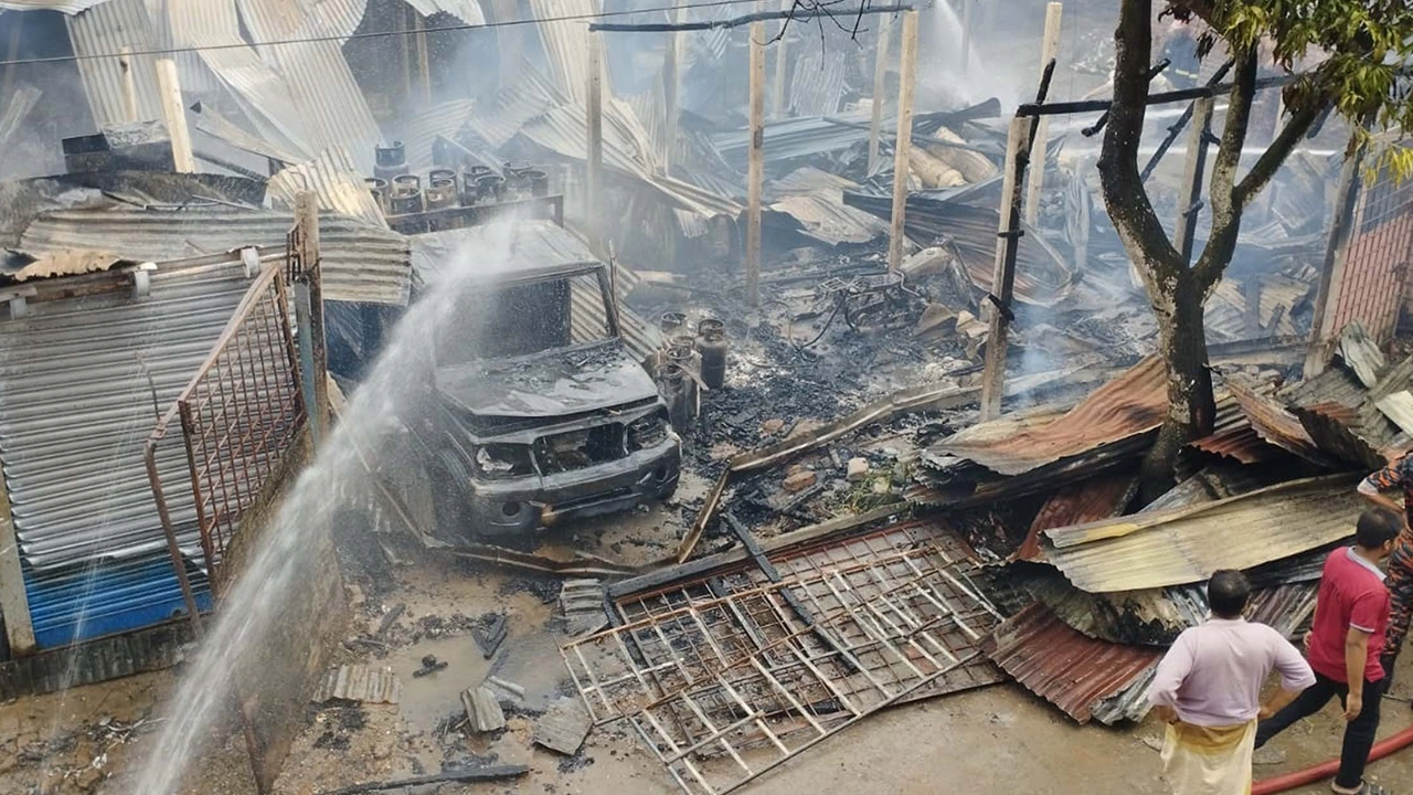 ময়মনসিংহের নান্দাইলে সিলিন্ডারের গুদামে ভয়াবহ আগুন। ছবি : কালবেলা
