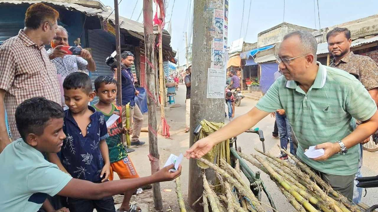 যুবদল সভাপতি আব্দুল মোনায়েম মুন্নার লিফলেট বিতরণ। ছবি : সংগৃহীত