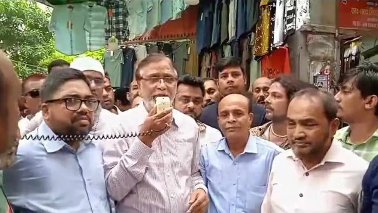 ডেঙ্গু প্রতিরোধে রাজধানীতে সচেতনতামূলক লিফলেট বিতরণ করেছেন বিএনপি চেয়ারপারসনের উপদেষ্টা বীর মুক্তিযোদ্ধা আব্দুস সালাম। ছবি : সংগৃহীত