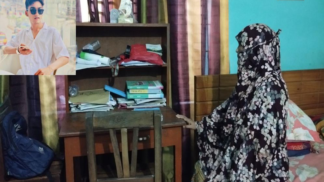 ছেলের ছবির সামনে বসে কান্না করছেন মা। ছবি : কালবেলা