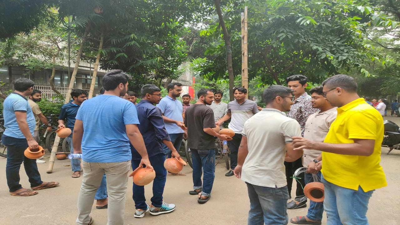 গাছে মাটির হাঁড়ি বেঁধে পাখির নিরাপদ বাসা স্থাপন করেছে ঢাবি ছাত্রদল। ছবি : কালবেলা