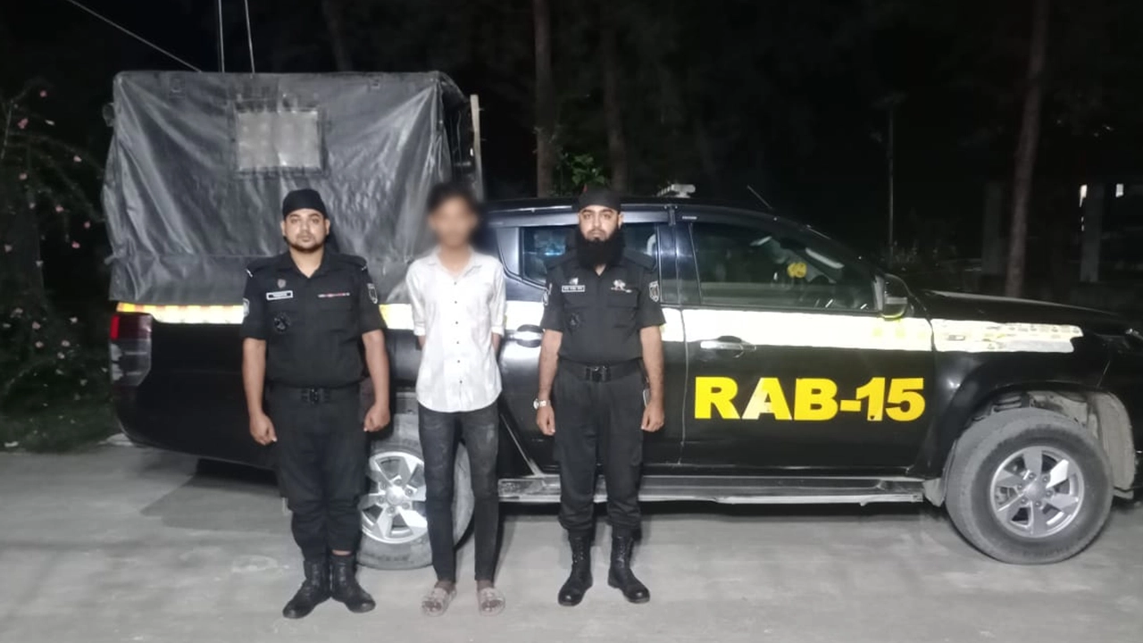 কক্সবাজারের উখিয়ায় রোহিঙ্গা মাদক কারবারিকে গ্রেপ্তার করেছে র‌্যাব। ছবি : কালবেলা