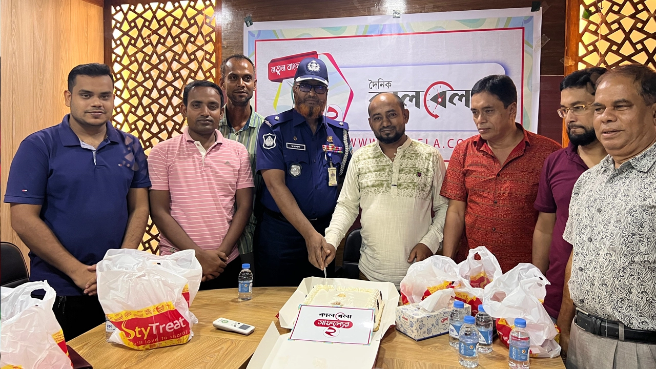 কেক কেটে কালবেলার প্রতিষ্ঠাবার্ষিকী উদযাপন করেন অতিথিরা। ছবি : কালবেলা