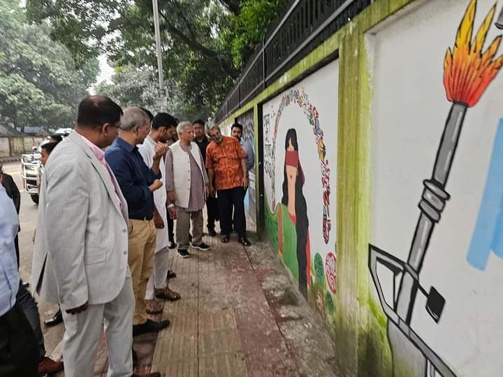 আন্দোলন কেন্দ্রিক গ্রাফিতি দেখতে ঢাবিতে প্রধান উপদেষ্টা 