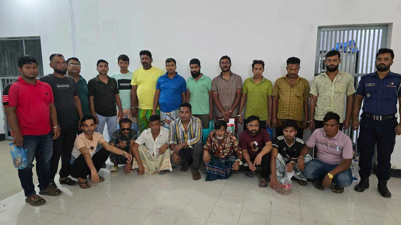 আশুলিয়ায় গ্রেপ্তারকৃত ১০ জুয়াড়ি। ছবি : কালবেলা