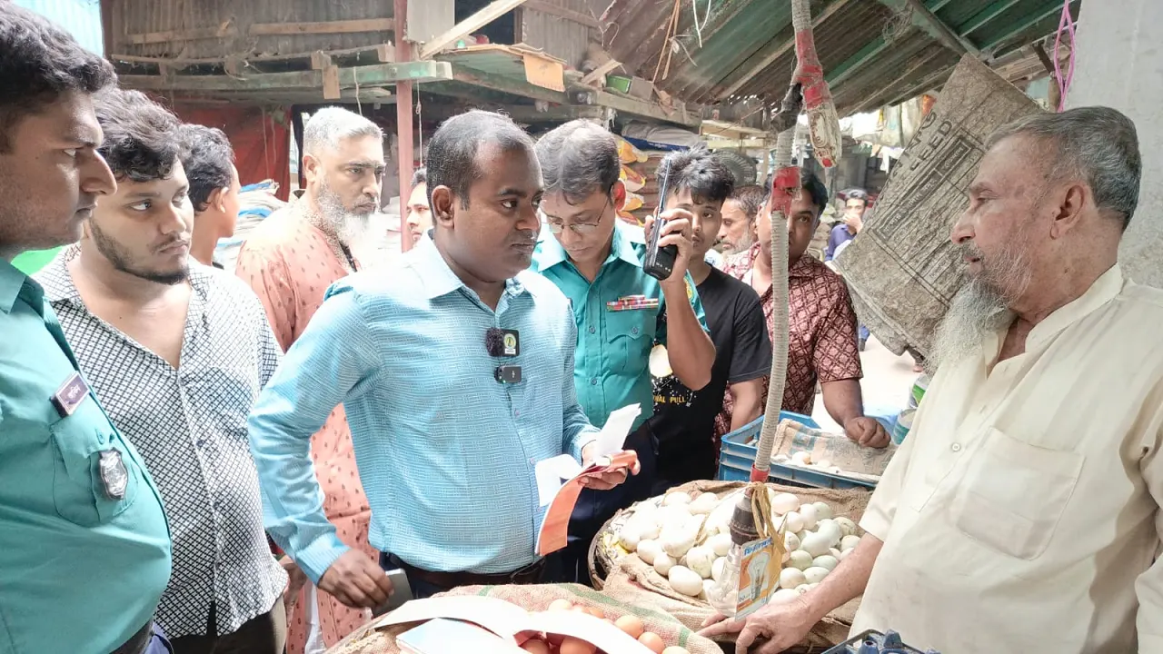 রাজধানীর কাপ্তান বাজারে ডিমের আড়তে অভিযান পরিচালনা করেন ভোক্তা অধিকার সংরক্ষণ অধিদপ্তরের ঢাকা বিভাগীয় কার্যালয়ের সহকারী পরিচালক মো. আব্দুস সালাম। ছবি : সংগৃহীত
