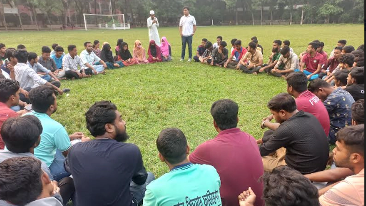 লালমনিরহাটে ৩১ দফা নিয়ে শিক্ষার্থীদের সঙ্গে মতবিনিময় সভা করেন শ্যামল মালুম। ছবি : কালবেলা