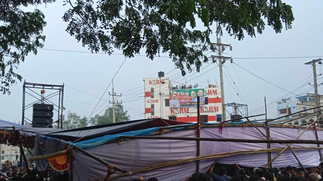 সিরাজগঞ্জে ভেঙে পড়ে বিএনপির মঞ্চ। ছবি : কালবেলা