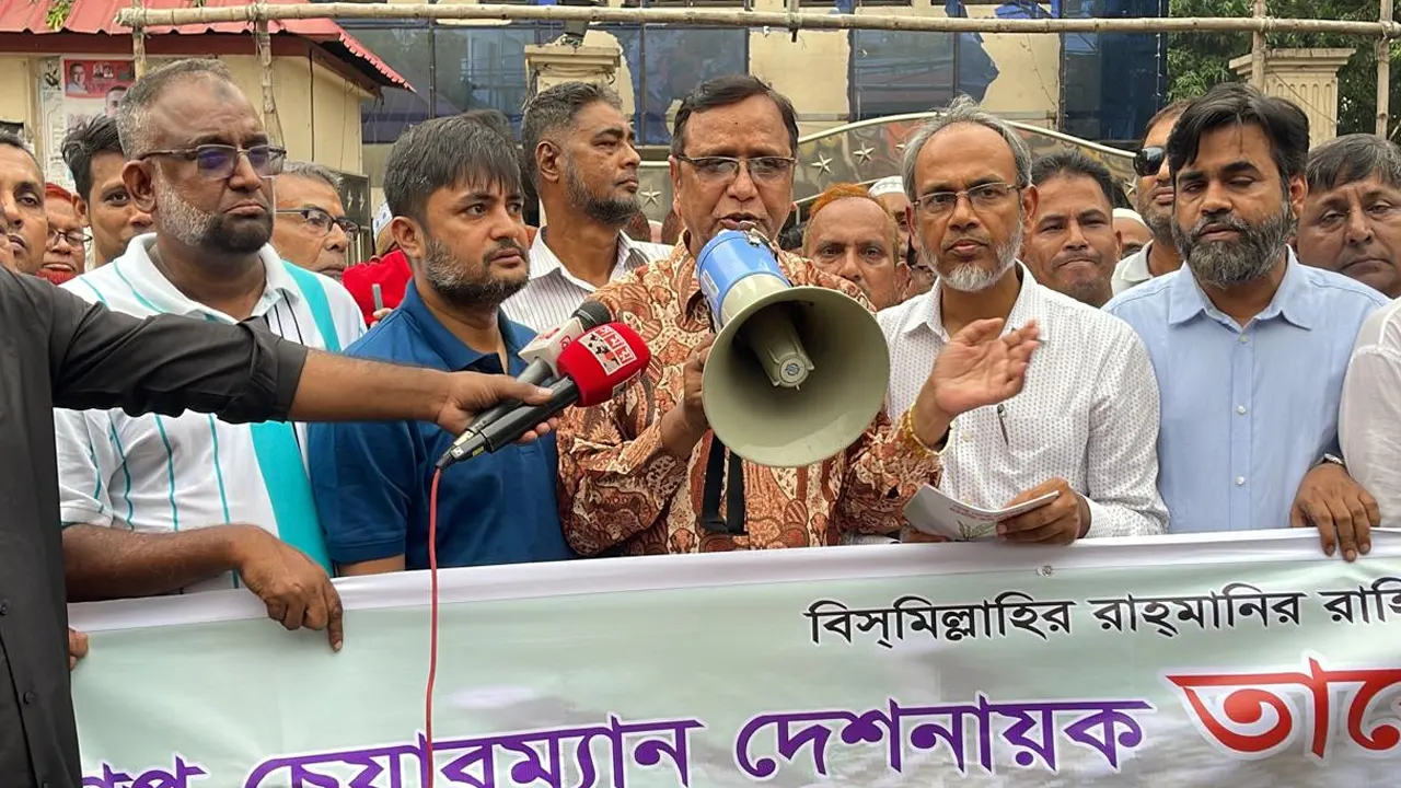 ডেঙ্গু সচেতনতায় দশ দিনের চলমান কর্মসূচির দ্বিতীয় দিনে গণসংযোগ করেন বিএনপি চেয়ারপারসনের উপদেষ্টা কাউন্সিলের সদস্য আবদুস সালাম। ছবি : কালবেলা