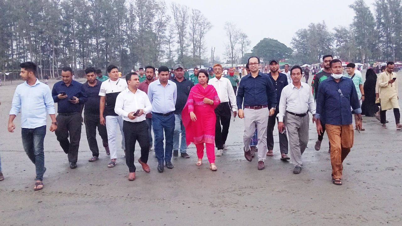 পারকি সৈকত পরিদর্শনে চট্টগ্রাম জেলা প্রশাসক ফরিদা খানম। ছবি : কালবেলা